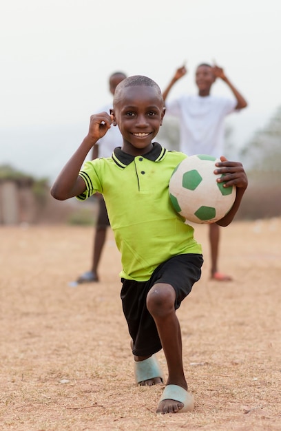 サッカーボールの肖像画アフリカの子供 無料の写真