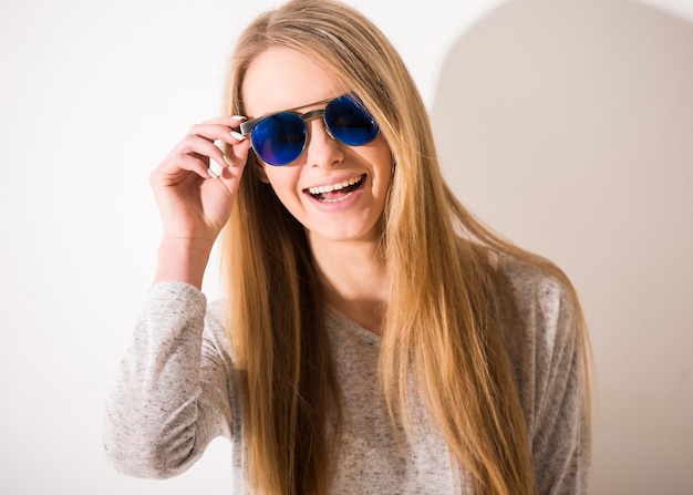 Premium Photo Portrait Of Beautiful Blonde Girl With Sunglasses Is 