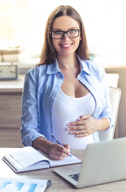 Premium Photo Portrait Of Beautiful Pregnant Business Woman In