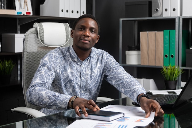 Premium Photo Portrait Of Beautiful Young African American Businessman Working With Documents 4782