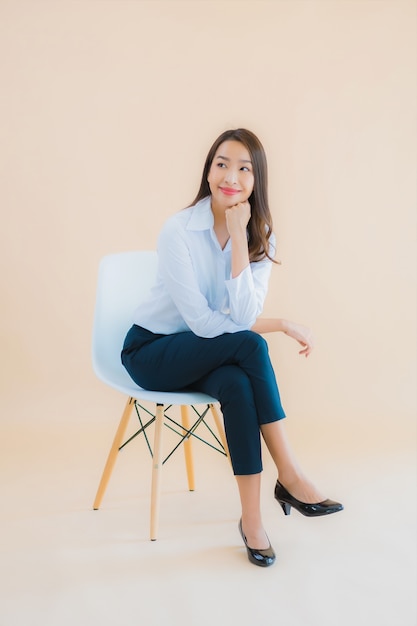 肖像画の美しい若いビジネスアジアの女性は椅子に座る 無料の写真