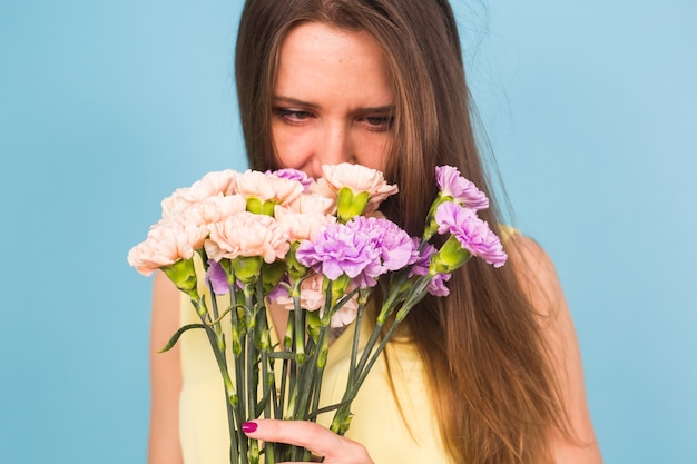 Premium Photo | Portrait Of Beautiful Young Woman Holding A Bouquet Of ...