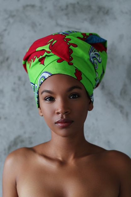 Ritratto Di Una Giovane E Bella Donna Nera Con Costumi Tradizionali Africani Foto Gratis