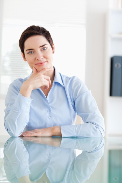 Portrait Of A Businesswoman Sitting Behind A Desk Photo Premium