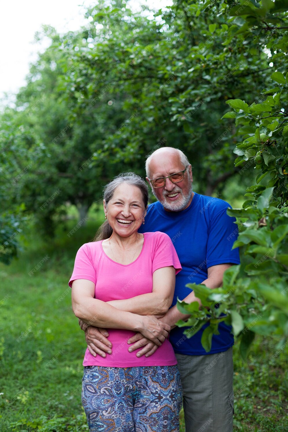 Premium Photo Portrait Of Cute Older Men And Women In Summer Apple