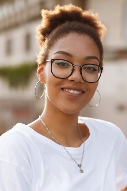 Premium Photo Portrait Of A Dark Skinned Girl With Glasses In Summer On The Street