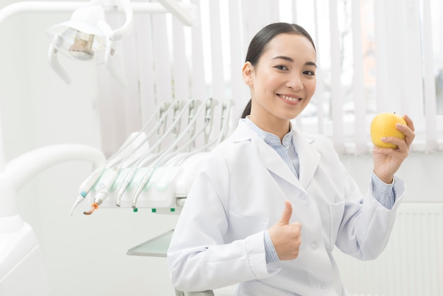 Portrait of female dentist Free Photo