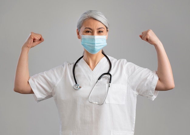 free-photo-portrait-of-female-health-worker-in-special-equipment