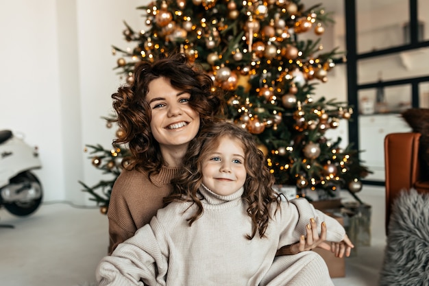 Ritratto Di Famiglia Felice In Vestiti A Maglia Per Celebrare Il Natale E Il Nuovo Anno Foto Gratis