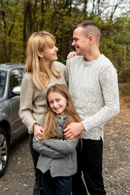 Ritratto Di Famiglia Felice In Natura Foto Gratis