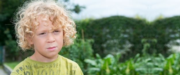 Portrait Of Little Boy With Blond And Curly Hair Photo Premium