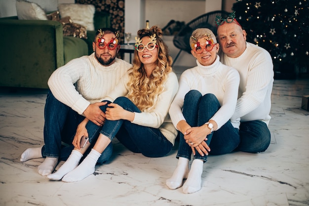Ritratto Di Amorevole Famiglia Allegra In Maglioni E Jeans Indossando Divertenti Occhiali Di Natale Festivo Foto Gratis