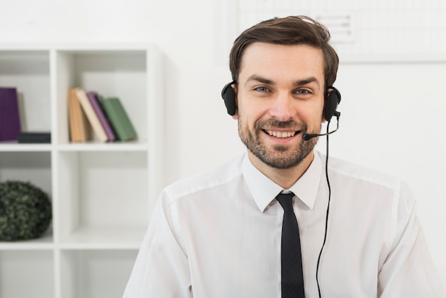 Portrait of male call center agent | Free Photo