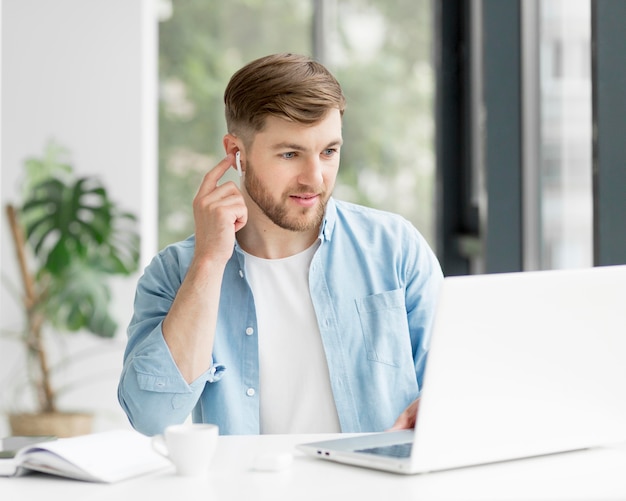 using airpods with laptop
