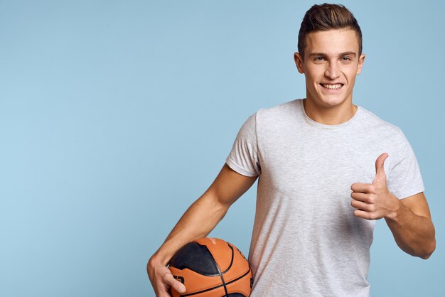 バスケットボールのボールを持つ男 プレミアム写真