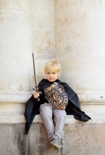 中世の騎士として服を着たかわいい男の子の肖像画 プレミアム写真