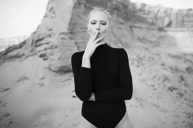 タバコを吸う女性モデルのポートレート プレミアム写真