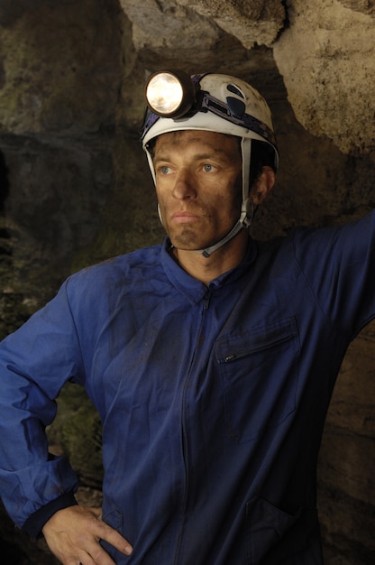 鉱山内の鉱山労働者の肖像 プレミアム写真