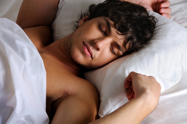 仰向けに寝ている甘い若い美しい男の肖像画 無料の写真
