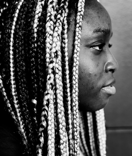 ドレッドロックの髪を持つ黒人女性の肖像 無料の写真