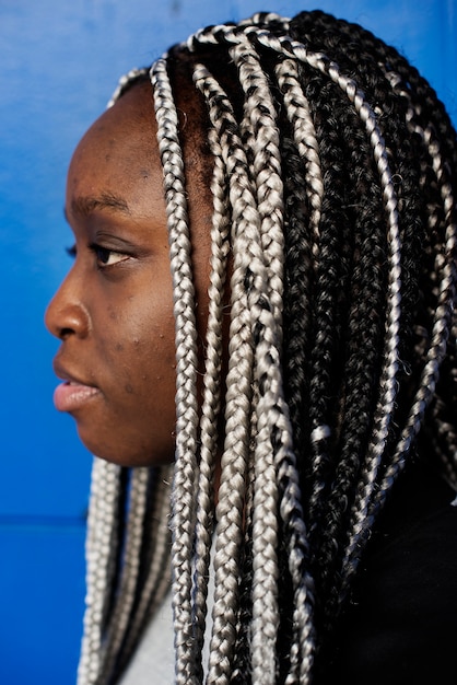 ドレッドロックの髪を持つ黒人女性の肖像 無料の写真
