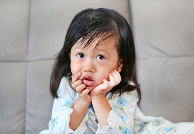 鼻から流れる鼻水を持つ子供の女の子の肖像画 プレミアム写真