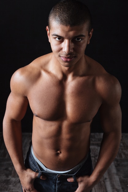 自信を持って筋肉のアフリカ系アメリカ人の若い男の肖像 プレミアム写真