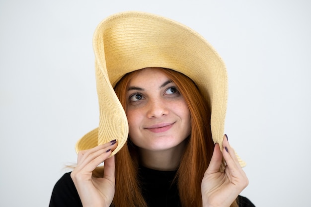 黄色い麦わら帽子の面白い赤毛の女性の肖像画 プレミアム写真