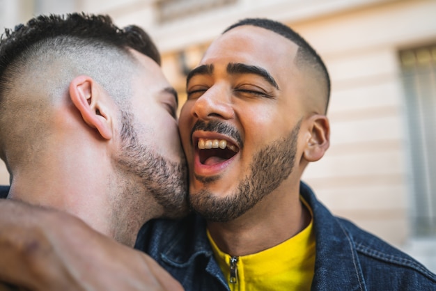 一緒に時間を過ごして 通りでハグ幸せなゲイのカップルの肖像画 Lgbtと愛の概念 無料の写真