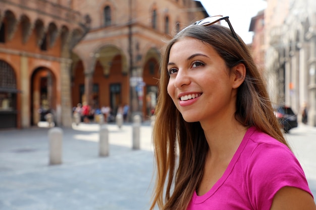 イタリア ボローニャ旧市街を訪れる観光客の女性の笑顔のポートレート プレミアム写真
