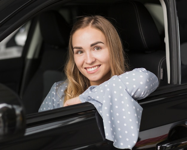 現代の車で笑顔の女性の肖像画 無料の写真