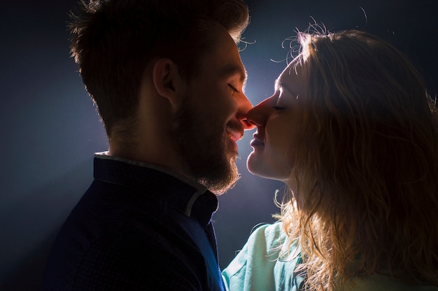 光の流れで事前にキスでセクシーな若いカップルの肖像写真 プレミアム写真