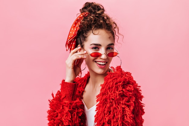 Portrait of pretty lady in red warm jacket and stylish eyeglasses Free Photo