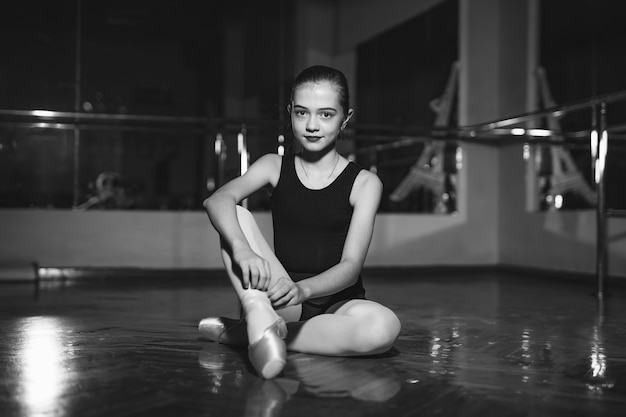 Premium Photo Portrait Of Pretty Little Ballerina Sitting On Floor And Tying Her Pointe In 1096