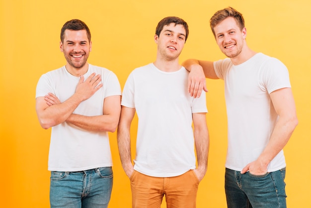  Portrait of smiling three men. | Photo: Freepik