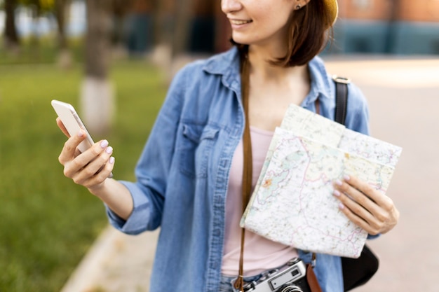 Portrait of stylish tourist checking mobile phone | Free Photo