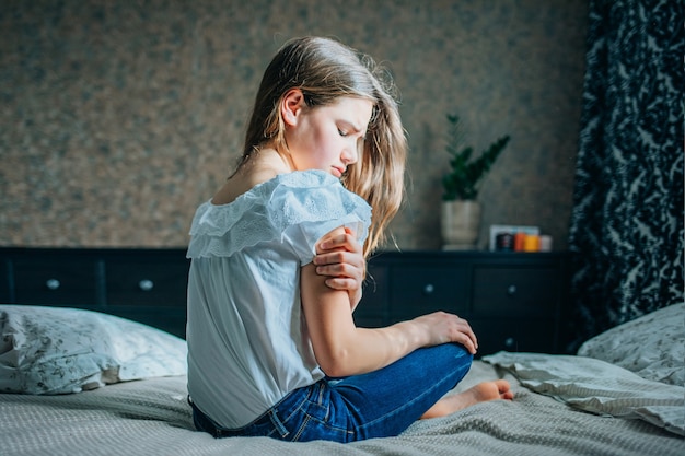 Premium Photo | Portrait teenage girl at home in pain