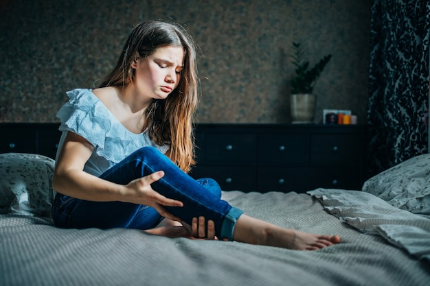 Premium Photo | Portrait teenage girl at home in pain