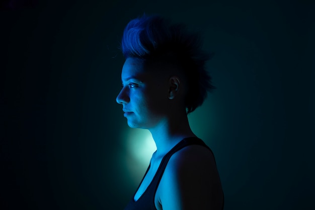 パンクの髪型を持つ女性の芸術的な光の肖像画 プレミアム写真
