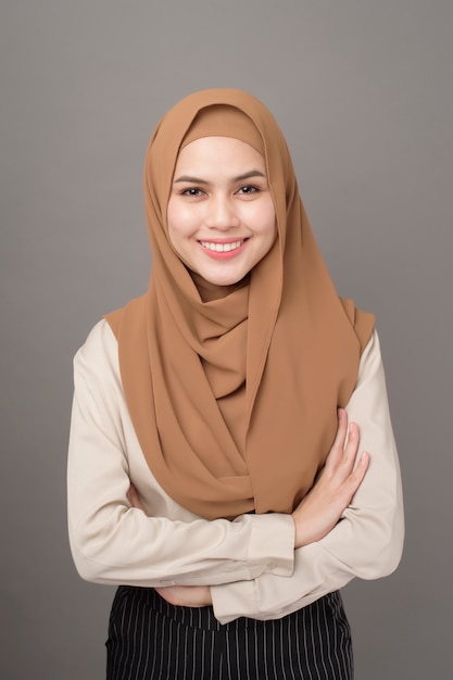 Portrait of woman with hijab  is smiling on gray Premium 