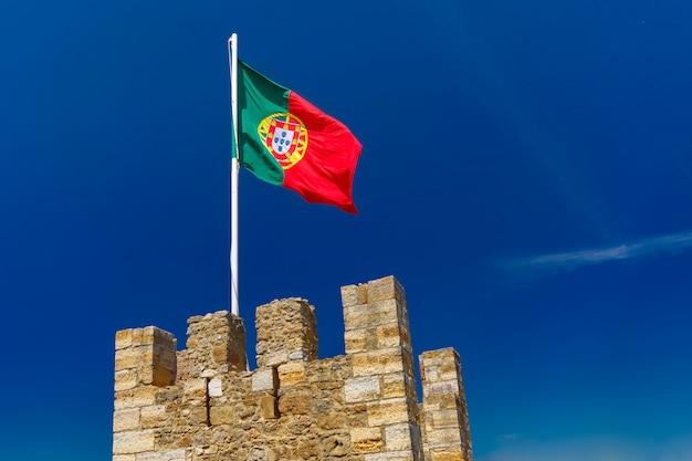 要塞の壁 リスボン ポルトガルのポルトガルの旗 プレミアム写真