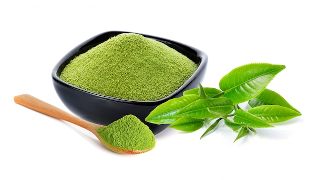 Премиум Фото | Порошок зеленого чая и листьев зеленого чая на белом