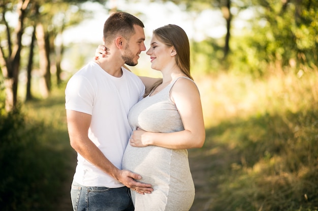 Русские беременные жены с разговорами. Счастливые беременные пары. Фотосессия беременности мальчиком. Фотосессия пары беременность.