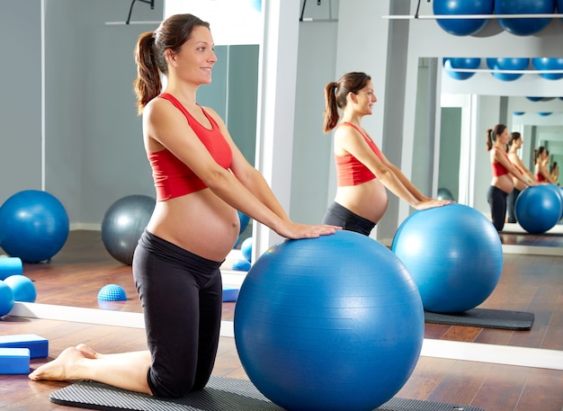 ejercicios con pelota de pilates para embarazadas