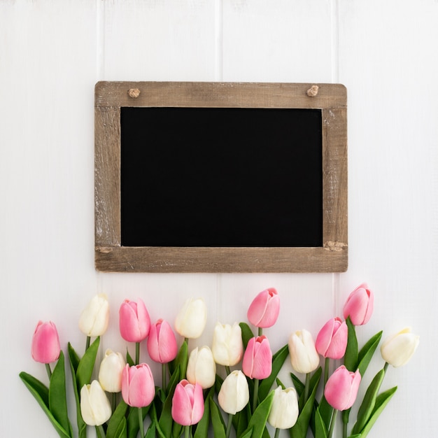 チューリップの花束とかわいい黒板 無料の写真
