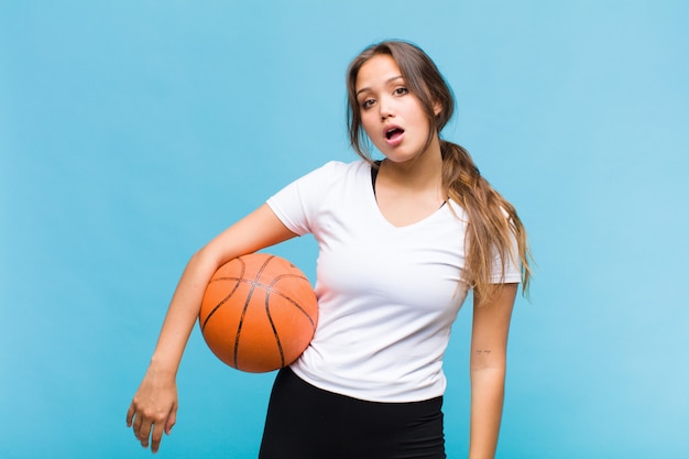 バスケットボールのボールを持つきれいな女性 プレミアム写真