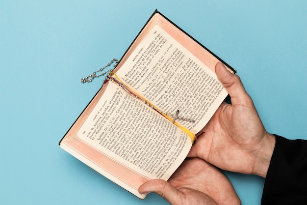 Priest reading from holy book Free Photo