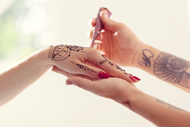 premium-photo-process-of-applying-mehndi-on-female-hands