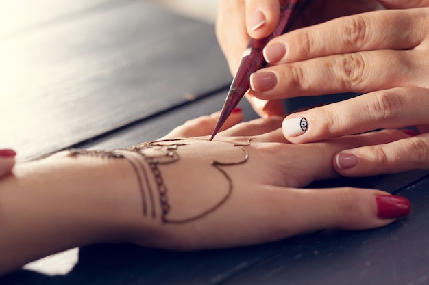 premium-photo-process-of-applying-mehndi-on-female-hands