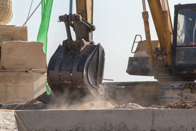 現代建設現場における掘削機の生産設備